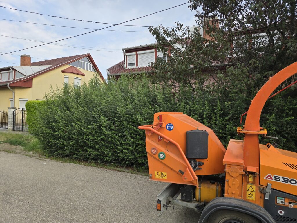 Narancssárga ágaprító gép favágásnál