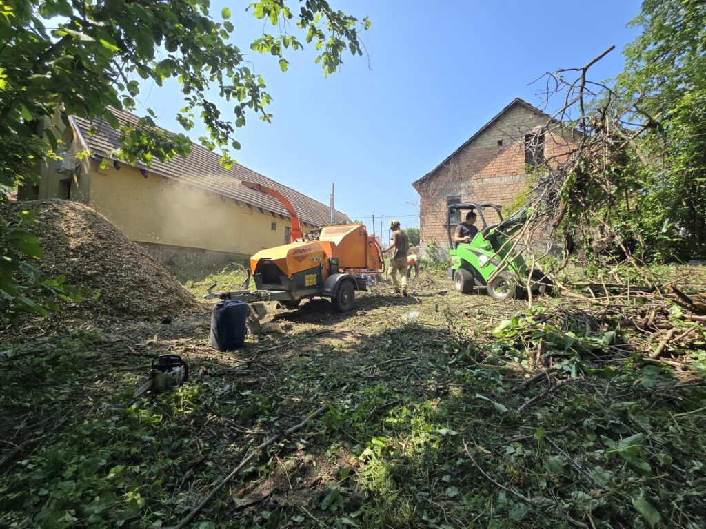 Mulcsozó kotrógép munka közben