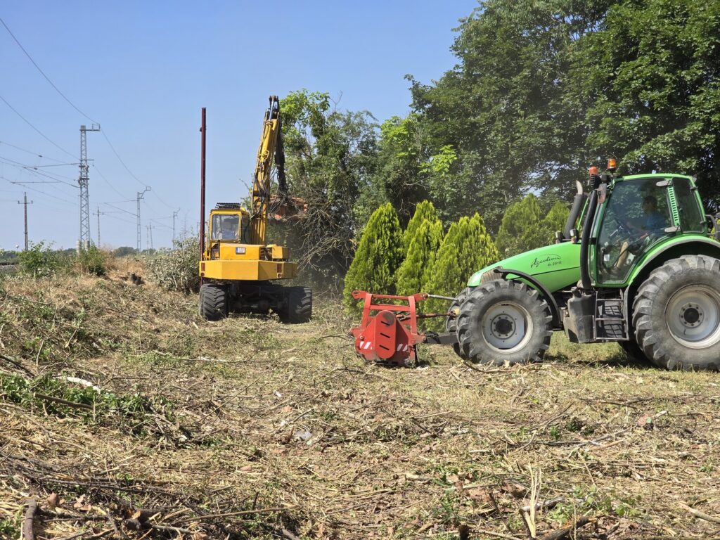 Kotrógép és traktor területtisztításnál