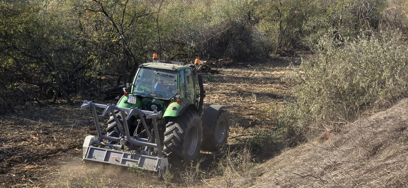 Traktoros szárzúzás a bozótos területen